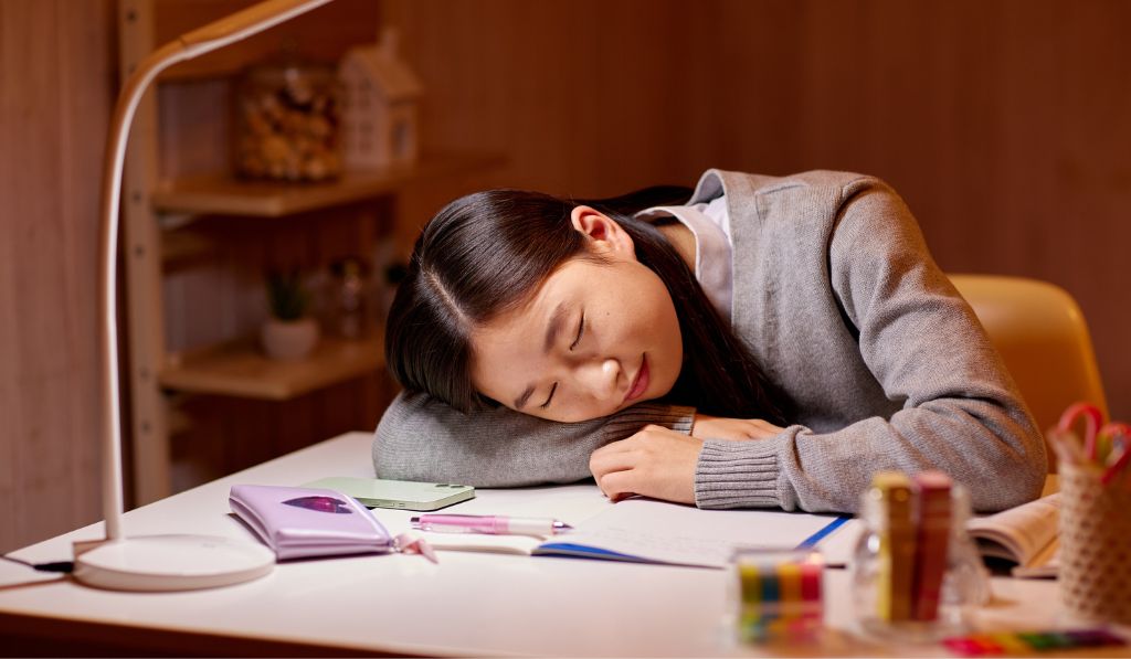 How to Stop Feeling Sleepy While Studying: Best Tips in 2025